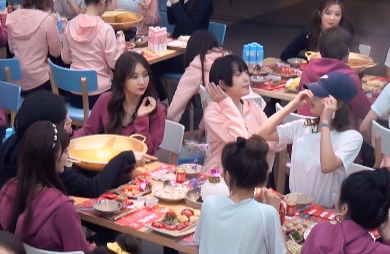 安崎|青春有你2同样是吃火锅,别人只看食材,只有安崎关注点不一样