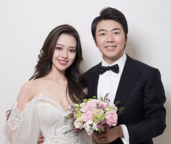 尴尬|吉娜亲密夹住郎朗的腿,朗朗出现尴尬瞬间,还好节目组贴心打码