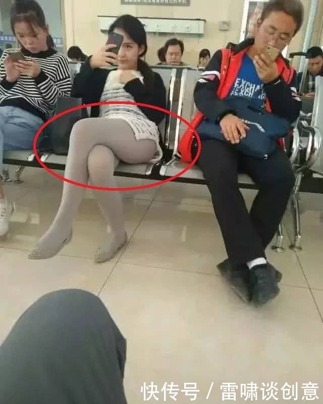 妹子|妹子,你裤子颜色容易让人误会呀,不细看还以为没穿呢