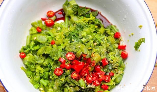 刮油|春季这菜最鲜嫩,开水烫一烫,盆里焖一焖,上桌香辣下饭还刮油
