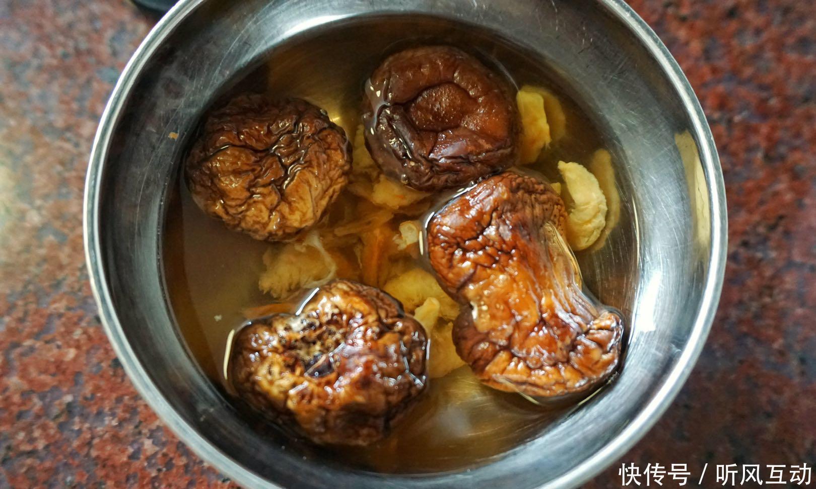 香甜可口|改良版腊味煲仔饭,味道香甜可口,秋季吃不上火,女儿天天喊要吃