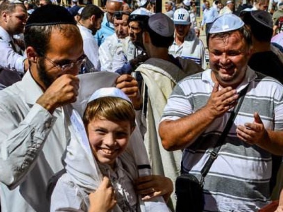 犹太人|为什么犹太人宁愿把牛奶倒掉,也不愿意卖给穷人?网友:涨知识