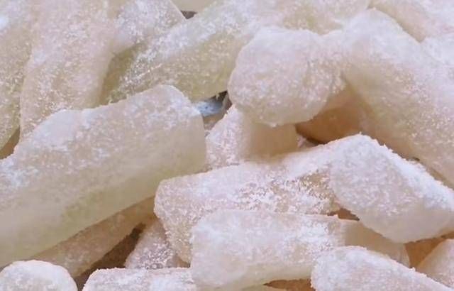 吐出来|大家都知道,网络上最难吃的零食是第一个吐出来的,第三个不好看