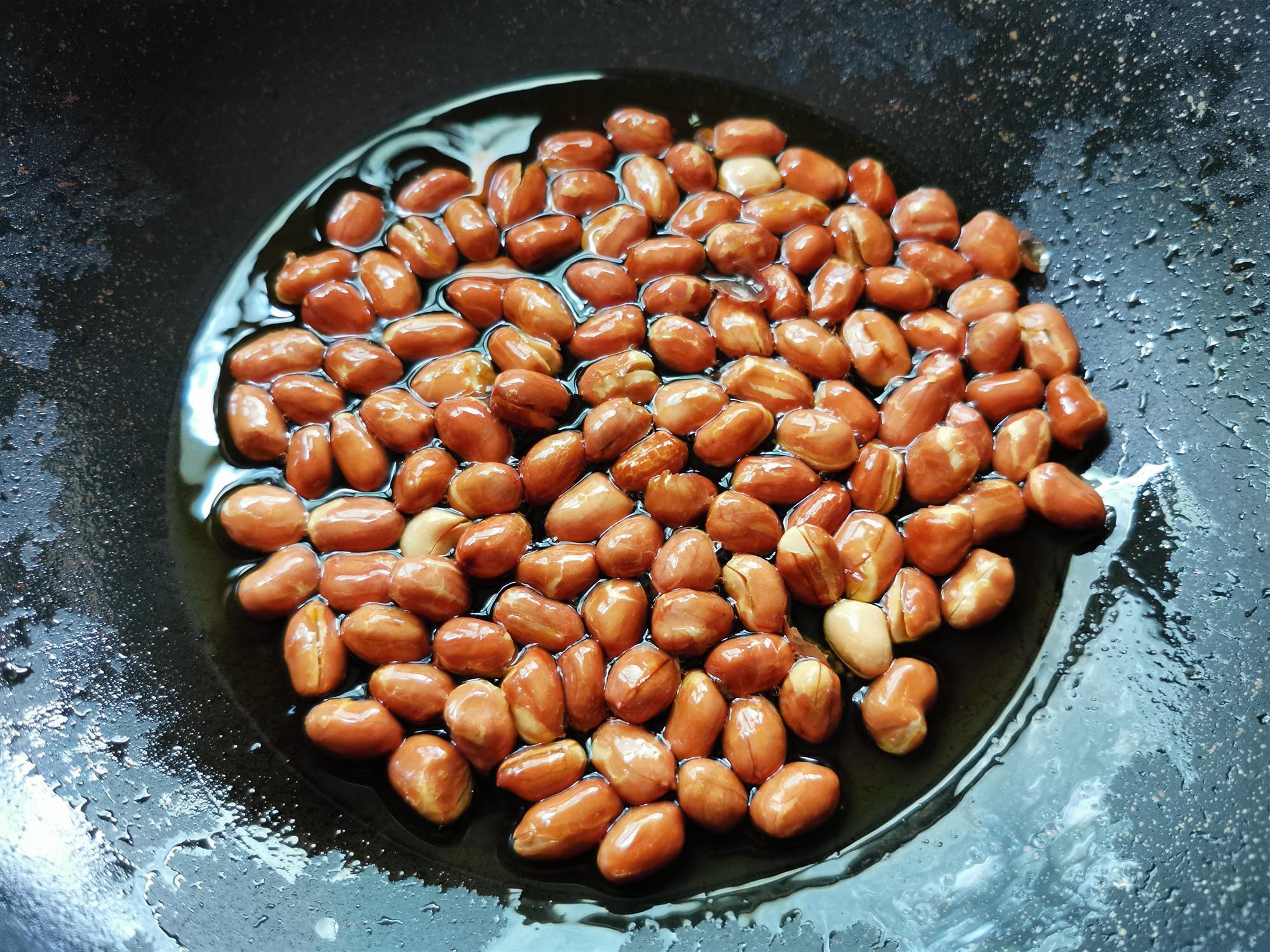 过程中|炸花生米,有人用水泡或是直接炸?全不对!教你正确做法,太香了