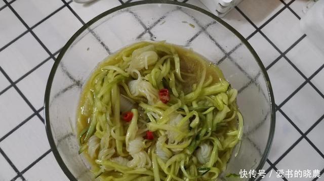  看着|两个人的晚餐，一盘馒头，两道菜，看着穷，比吃肉好