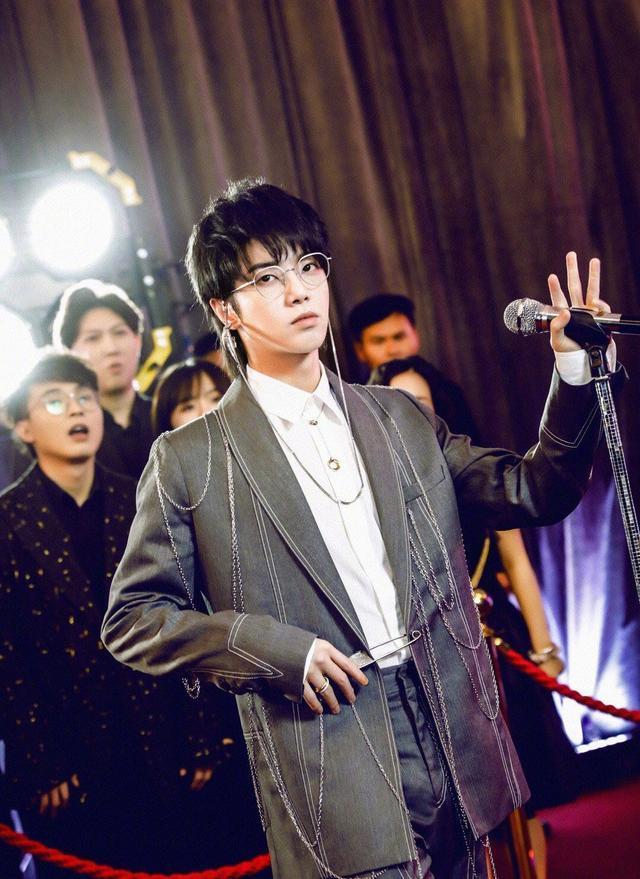 不配|龚琳娜疑似内涵华晨宇不配拿“歌王”,力挺周深祝福越来越好