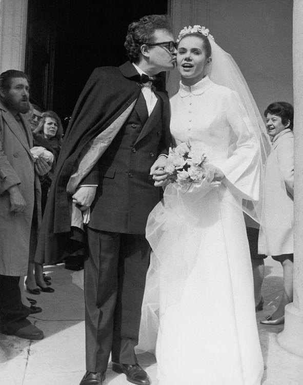 婚纱|百年婚纱秘史原来以前的新娘还不止会穿白婚纱