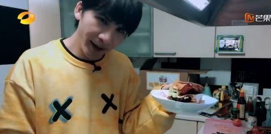  帮手|大张伟王一博在线挑战厨艺，一个让妈妈当帮手，一个状况频出