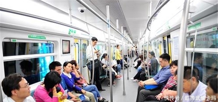 不知所措|地铁上老人用法律规定男子让座,男子霸气回应,老人当场不知所措