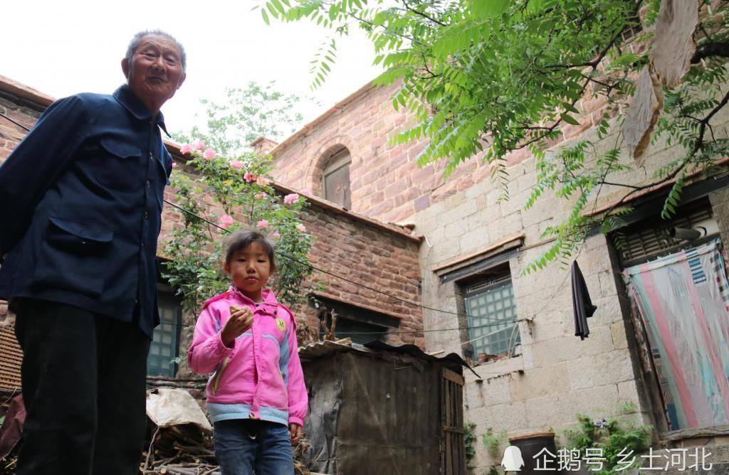  石屋|76岁老汉携老伴儿住在山巅，房屋距今200年，与世无争似神仙