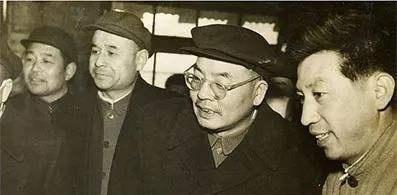 上报|警卫打开首长办公室,见首长趴着睡着了,走进一看立马上报中央