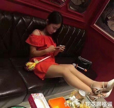 穿着|妹子,穿着裙子,就不要把脚翘在桌子上了,影响多不好啊!