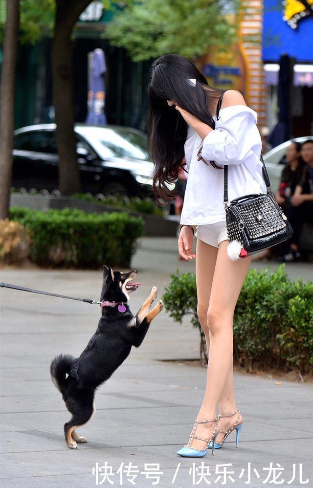  长发|穿搭：短裤加上小白鞋，长发及腰，走起路来潇潇洒洒