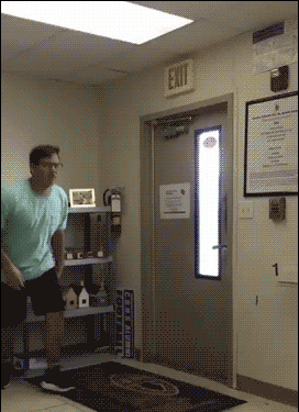 外套|妹子, 出门忘穿外套了吧? 你衣服还没你背包大, 被晒伤可就尴尬了