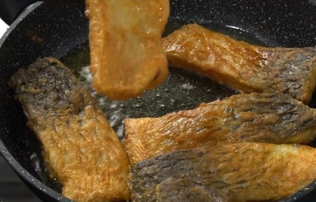  清洗干净|鲤鱼最过瘾的吃法，不加水煮不用蒸，鲜嫩无腥味，5斤鱼一顿解决