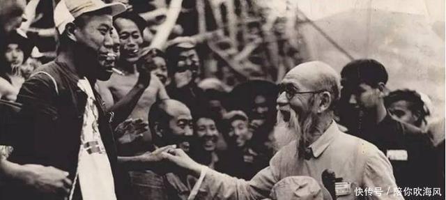 劫匪|他辞官回家遇上劫匪，劫匪打开他的包裹，竟立马跪着送走了他