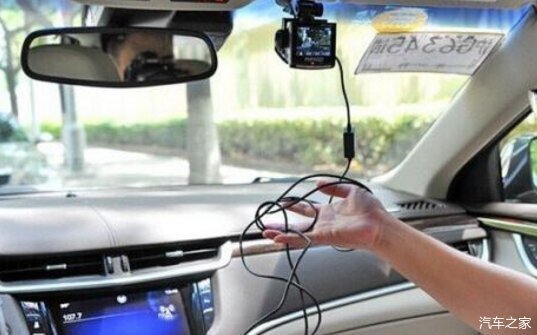  电车|女子骑电车闯红灯被撞，却以弱势群体自居，8字判罚让她“傻眼”