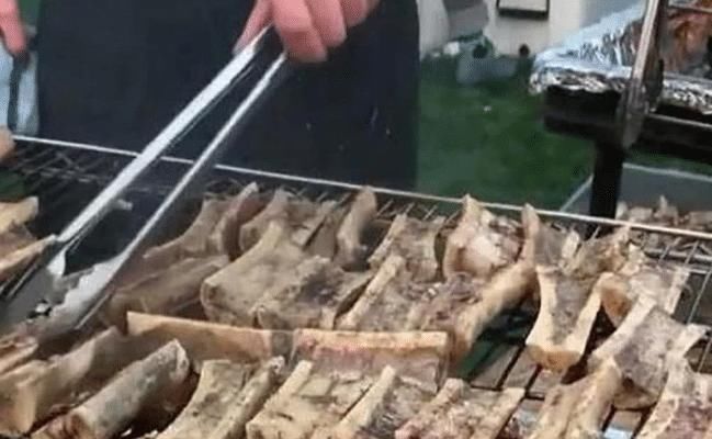 游客|夜市“天价”烧烤,1根骨头20元,游客都说贵,吃货不买别碍事