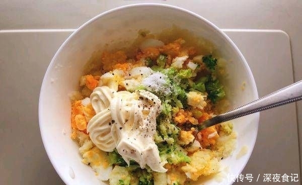  轻松|煮蛋时再加入一个样品，轻松剥皮，鸡蛋又滑又嫩