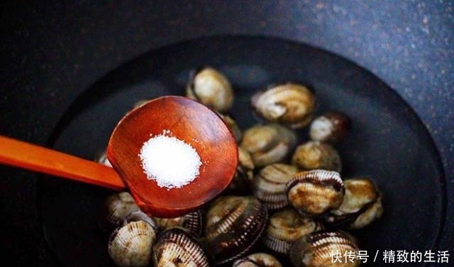 好吃|辣根拌秋葵毛蛤的做法,味道浓郁,营养丰富,口感爽滑,非常好吃