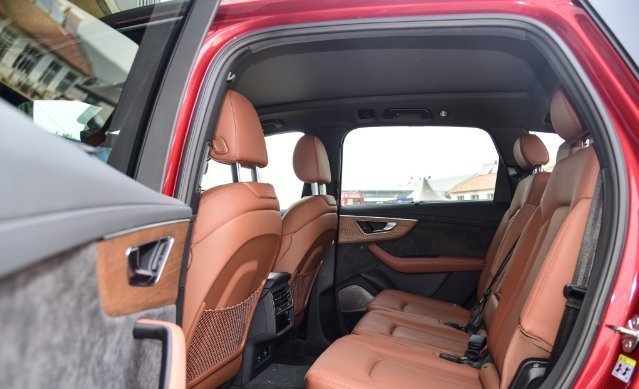  全新|全新奥迪Q7，现跌至64万没人懂，长5米配全时四驱，入门级也香