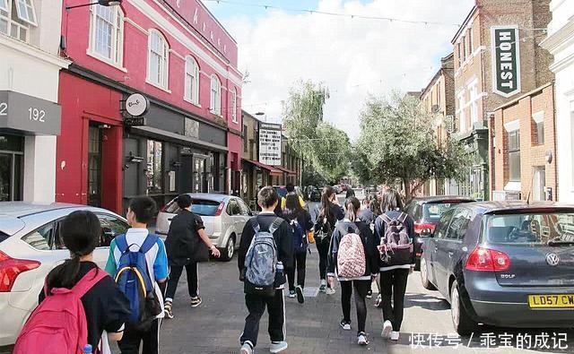  报警|公交车上男孩高喊肚子痛，母亲查看后报警，乘客：“孩子真机灵”