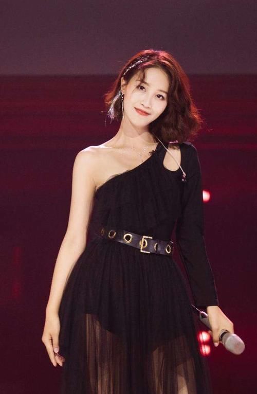 堪忧|蓝盈莹《浪姐》现状堪忧,饭桌前跳舞无人理会,姐妹表情太尴尬