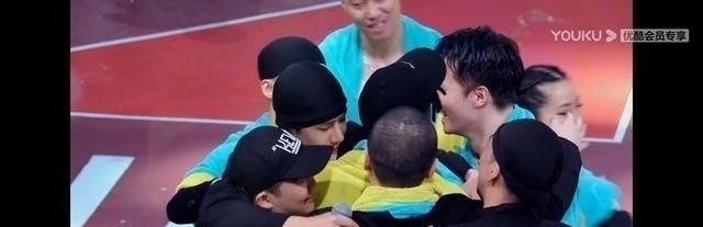 王嘉尔战|王一博“湿身”跳舞连赢两局,张艺兴“撕衣”跳舞只赢一局