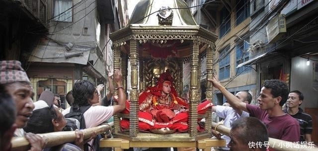  女神|尼泊尔的“活女神”，国王见了都得下跪，必须面无表情，孤独终老