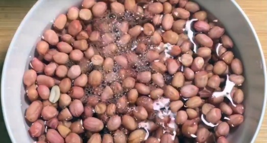 发黑|炒花生米时,千万不要直接下锅,多做一步,花生米酥脆不发黑
