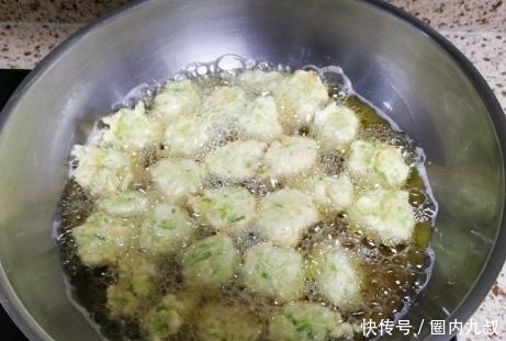 大厨|炸萝卜丸子,别加淀粉了,大厨分享1招技巧,外酥里嫩放凉也不硬