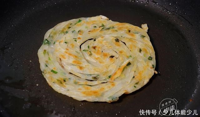 张剩|6张剩饺子皮,一把葱花,简单一做,外酥里软,全家人抢着吃
