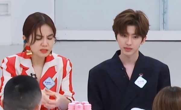 Lisa|面对Lisa近距离的卖萌,蔡徐坤下意识反应引热议,难怪21岁还单身