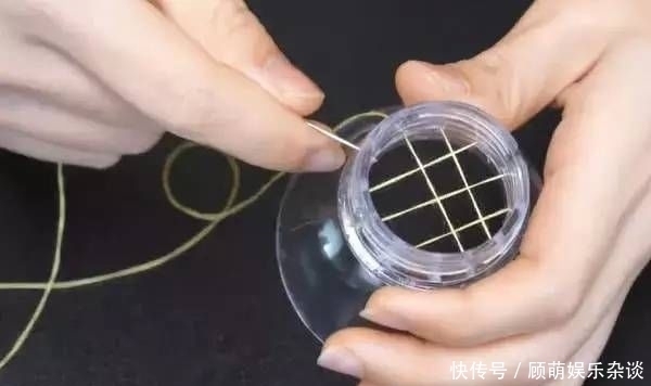全家人|把线缝在塑料瓶口上,没想到还有这个大妙用,全家人都要抢着用!