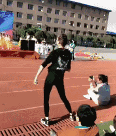  GIF|搞笑GIF：妹子你这么会玩，你男朋友知道吗？