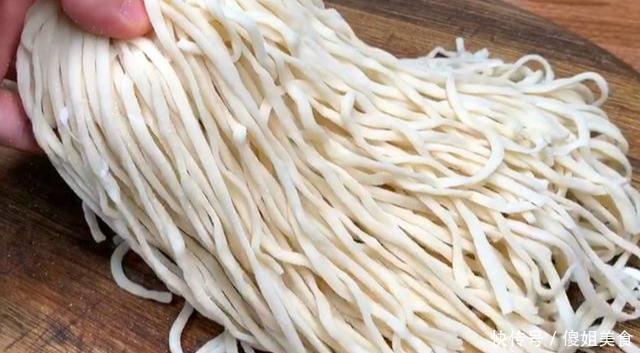 夏天|夏天来了,面条就得这样吃,简单一拌,比凉面还好吃,太香了