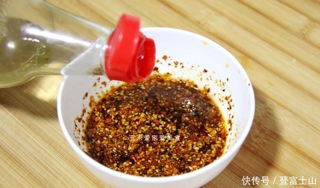 做法|包菜最下饭的做法,一次拌5瓶,酸辣脆爽,比吃肉还香