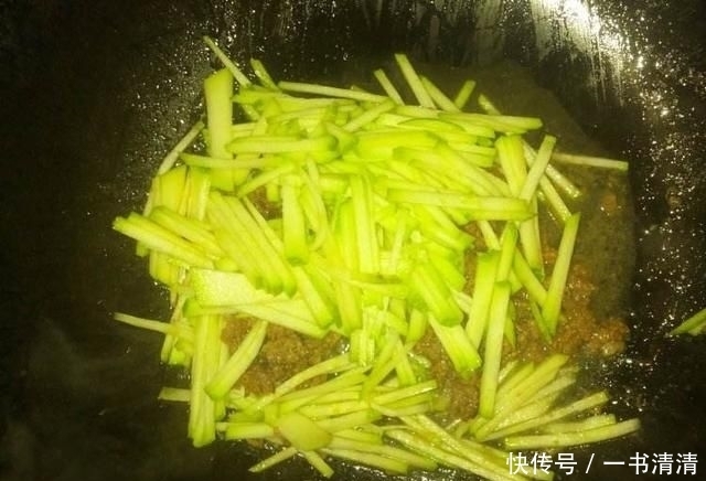  好看|夏天，吃它既能减肥又美味香甜，常吃还能减掉大肚肚，穿啥啥好看