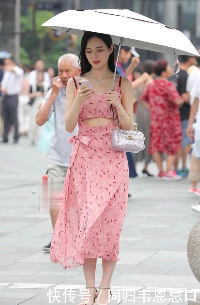 可爱|街拍:粉色连衣裙,设计新颖,甜美可爱