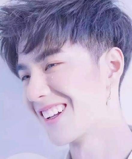 榜首|王一博再获明星势力榜周榜冠军!实力领跑明星势力榜5月榜榜首!