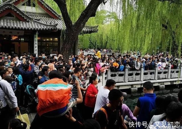 文章列表|4000桌排队等吃饭!全国网友在刷一句话,瞬间泪目