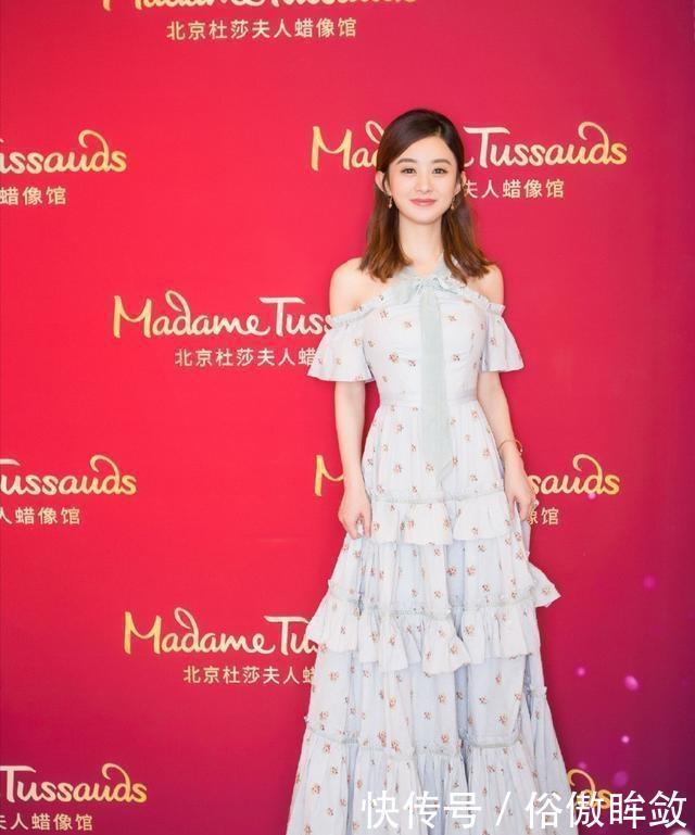 选择|香泰又换了发型,她穿着一条小卷曲的花裙子,但身材不好