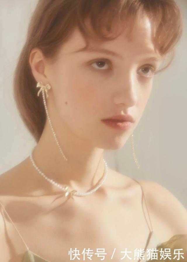 珍珠饰品|年轻人越来越爱珍珠配饰，看看都有哪些明星带火的款