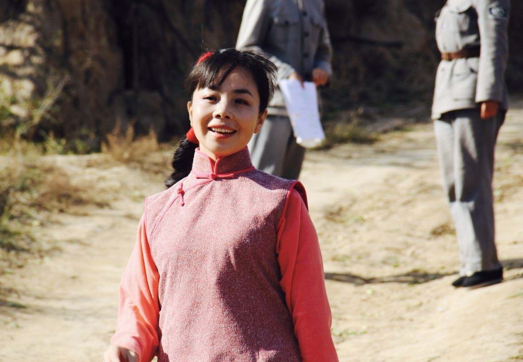  回到|国家一级演员因买不起房，回到农村种田，如今放牛带娃成日常