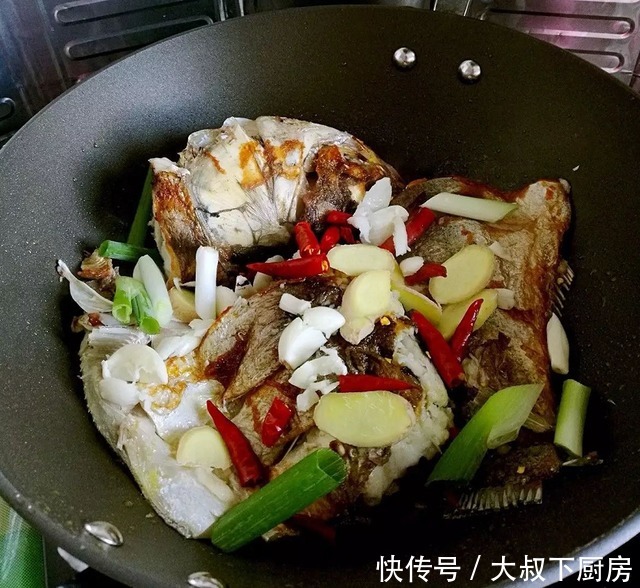 大叔|胖头鱼怎么做好吃？大叔教你胖头鱼炖粉条，鲜嫩味美，Q弹爽滑