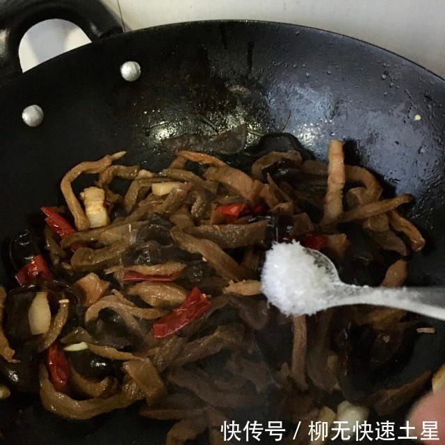  泡椒|泡椒炒咸菜干，微辣爽口。好吃下饭