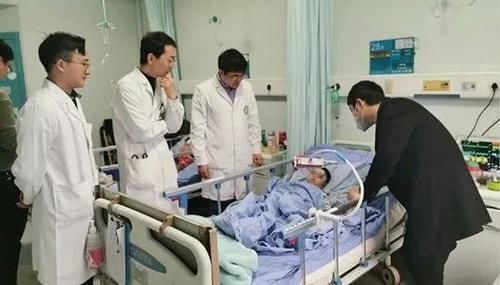 带走|12岁，母亲改嫁带走弟弟妹妹，58岁，他把瘫痪的母亲埋进墓坑
