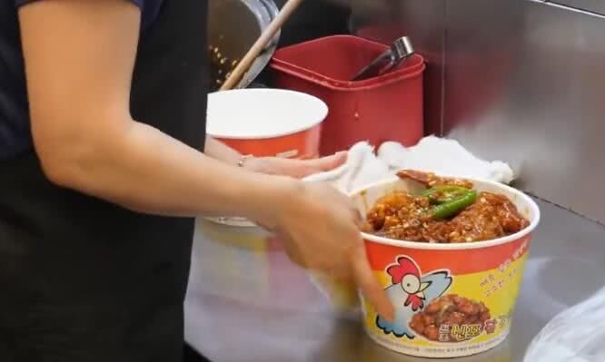 老板|炸鸡店生意冷清,老板换个烹饪方式,立马成为食客喜欢的网红美食