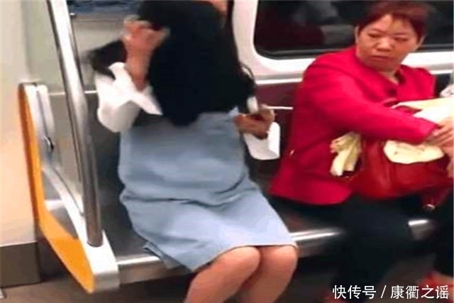 腹中|女子坐地铁为了占座，腹中塞衣服假扮孕妇，旁边大妈的表情亮了