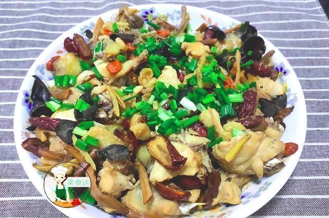 好吃|木耳跟此菜是绝配,蒸一蒸就好,营养好吃不上火,常吃提高免疫力